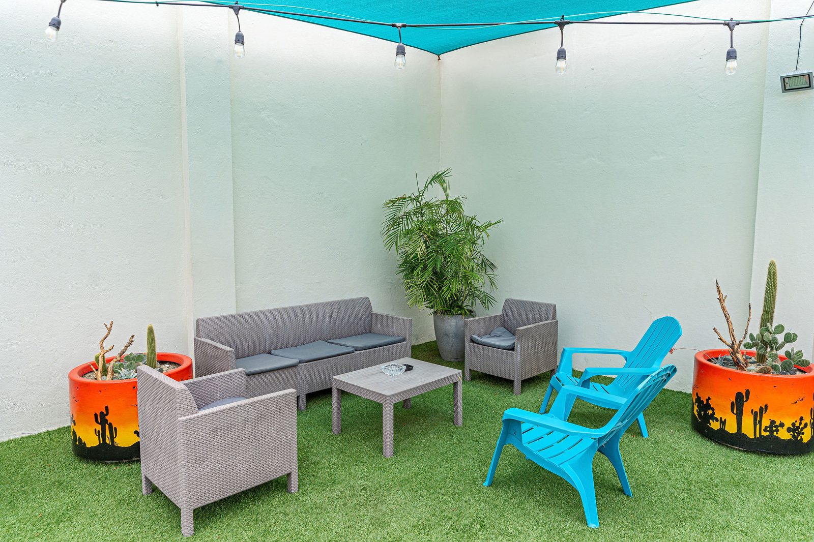 Covered lounge & grill